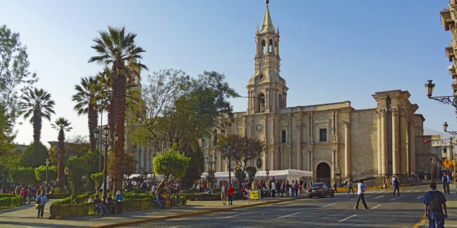Der Platz Plaza de Armas in Arequipa in Peru
