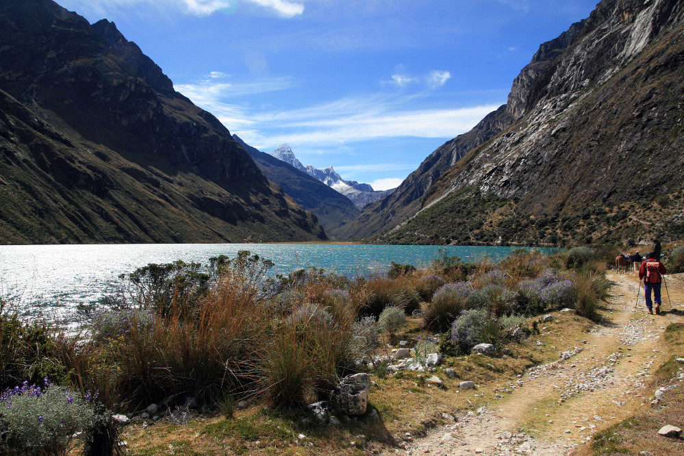 Trekking in der Bergkette Cordillera Blanca auf dem Santa Cruz Trek in Peru