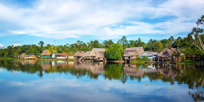 Kleines Dorf am Fluss Yanayacu im Amazonas Regenwald in Peru