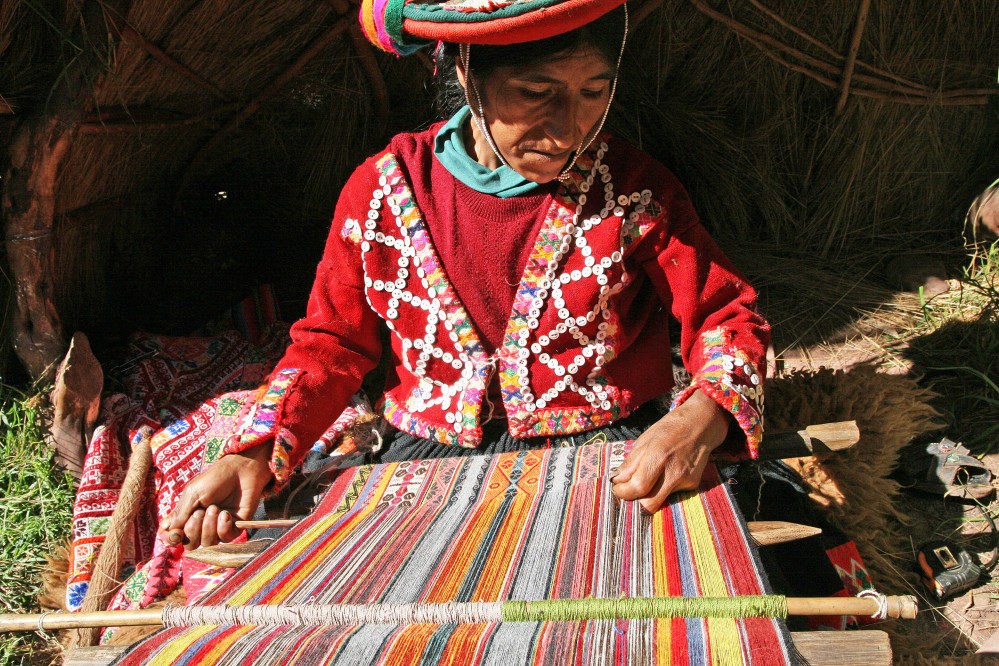Peruanische Frau beim Weben